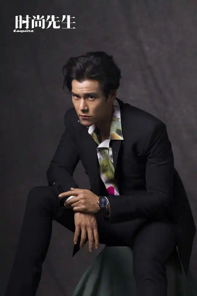 彭于晏最新大片背头港风十足,五官硬朗一展成熟男性魅力