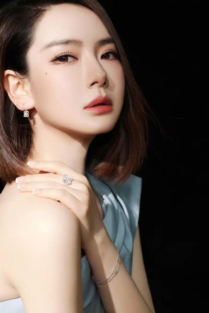 戚薇美妆头像写真