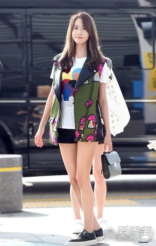 林允儿机场照 20个夏季look清新甜美