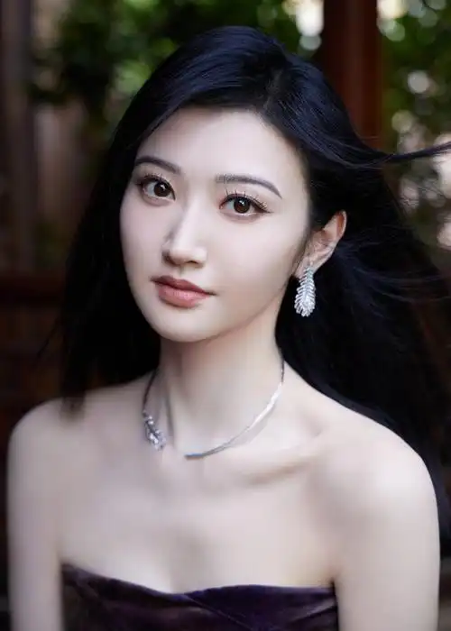 美丽绽放 景甜穿上黑色丝绒抹胸长裙 展现出优雅与性感并存的美态