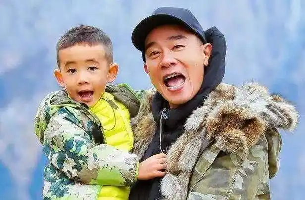 原创陈小春11年不换车车牌一亮网友怪不得舍不得换车全懂了