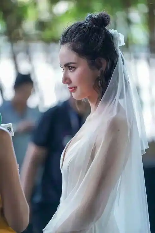 长腿混血泰国版迪丽热巴参加浪姐5和肖战合影堪称豪门姐弟