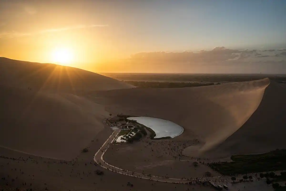 嬉行记# 敦煌大月牙湖,又称敦煌蒙湖,位于中国甘肃省敦煌市,是敦煌