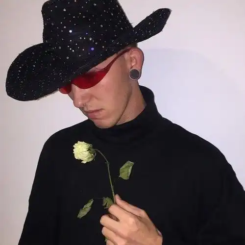 戴牛仔帽的冷酷黑衣男人头像