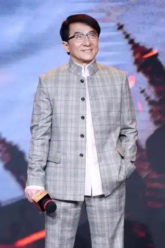 成龙庆祝66岁生日获张蓝心送祝福,亲切称呼大哥尽显师徒情深