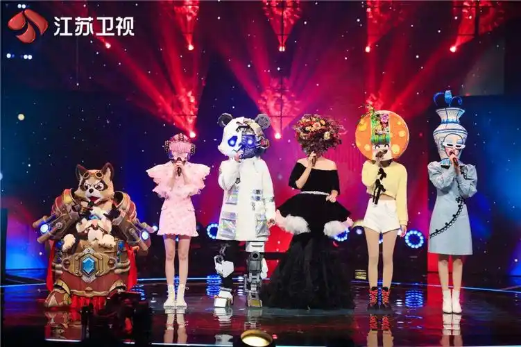 《蒙面唱将猜猜猜》李克勤谭晶王祖蓝周觅惊喜揭面"花瓶"与"糖"悬念未