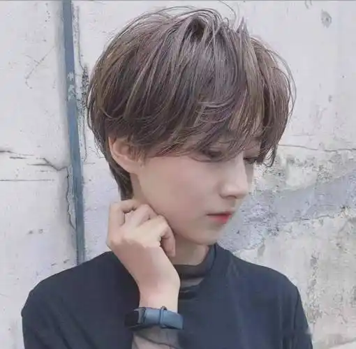 2020流行露耳超短发