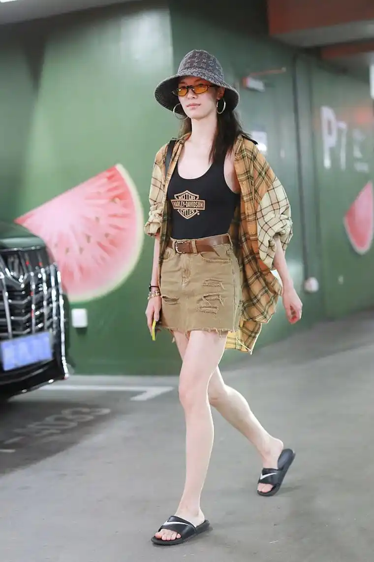 原创钟楚曦踩着拖鞋就出门了背心搭破洞裙越发随性还好身材能撑住