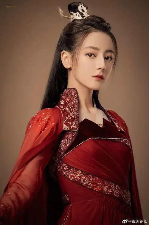 虐心海报#《恰似故人归》新海报,迪丽热巴红衣古装眼中含泪造型好美