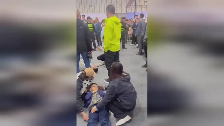 车展现场突发意外一辆极氪突然启动撞向人群致多人受伤