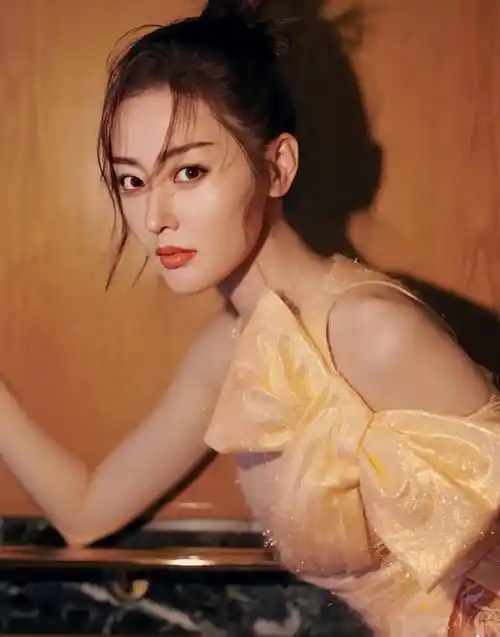 张天爱身穿金色长裙,美丽甜美,充满冒险精神!_图片_网络_入侵