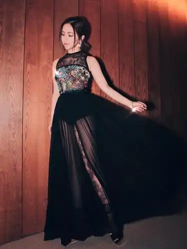 邓紫棋甩掉皮裤之后越发性感,撞衫杨幂高开叉,却一点都没有输!