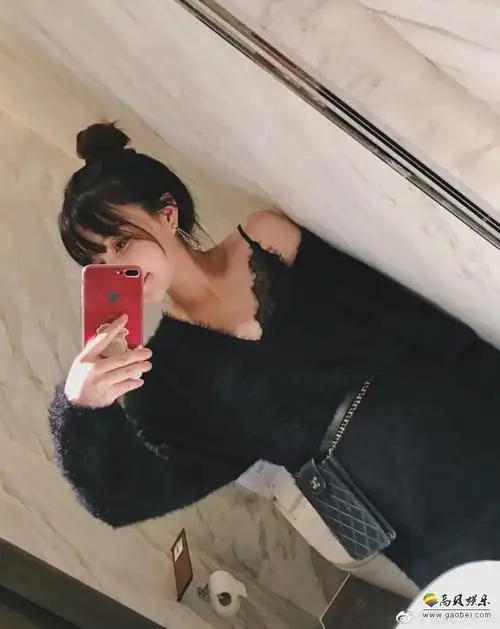 雪梨晒出孕妇照挺着大肚子秀出雪白香肩