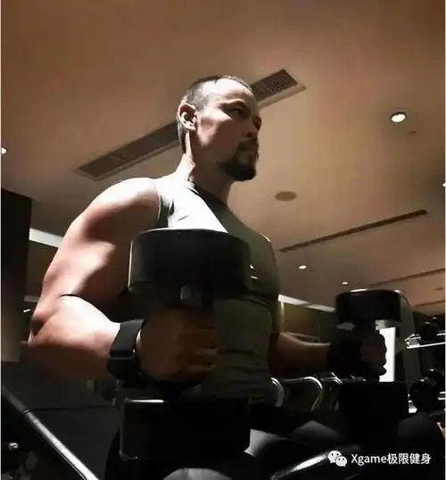 增加肌肉尺寸一天晋松的形象被导演相中被邀请参与一则广告的拍摄此后