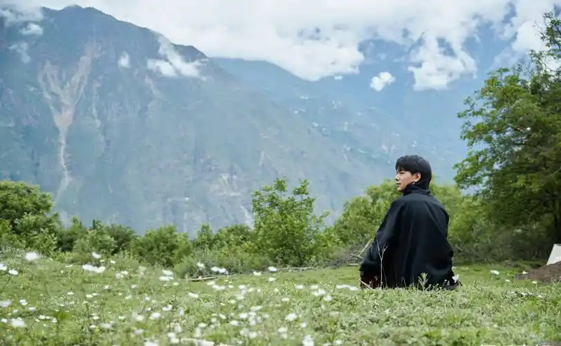 丁真《时尚芭莎》大片,民族服饰,骑着喜欢的小马,奔跑在原野上_生活