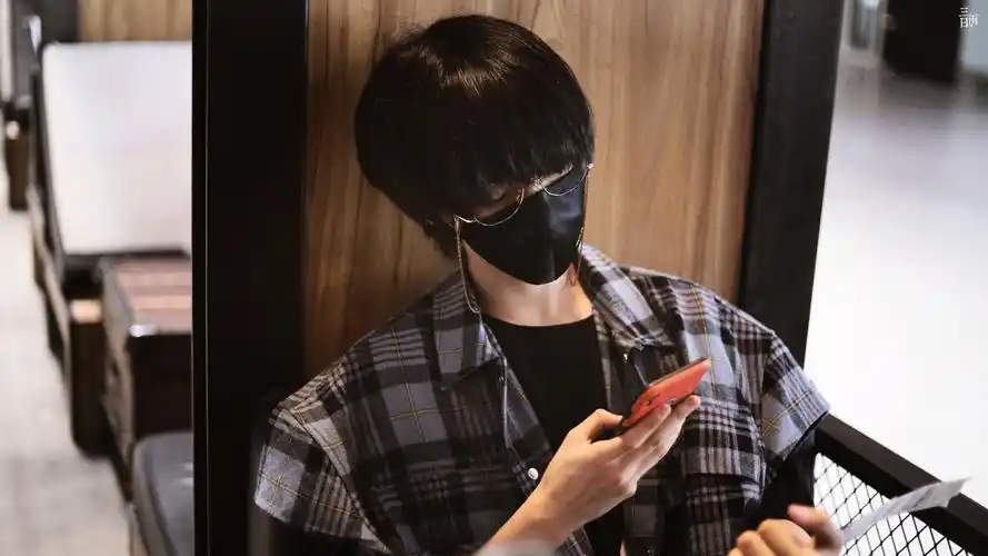 《请叫我小贺老师——关于贺峻霖和眼镜的适配度》