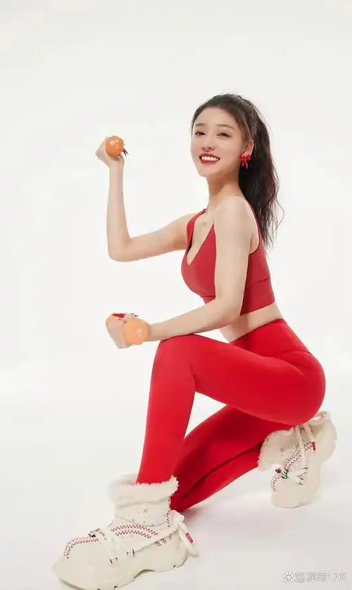 2011 年,她靠着在《快乐女声》取得全国十强的成绩正式出道,后来在