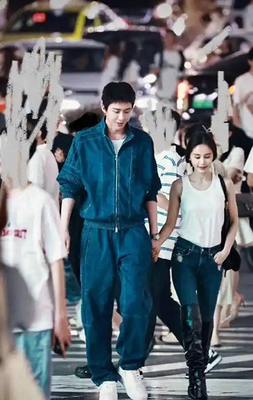 帅哥美女牵手情侣装,30cm身高差太可爱了_发型_气质_小个子