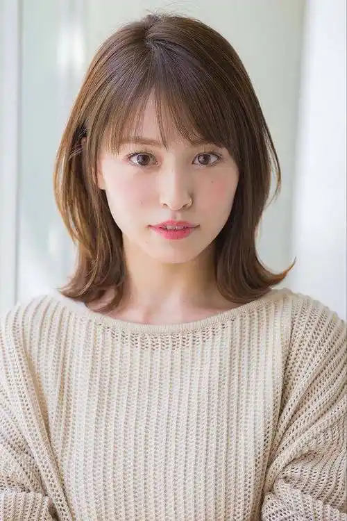 额头窄脸长的女性,烫什么发型比较好?今天为你解答