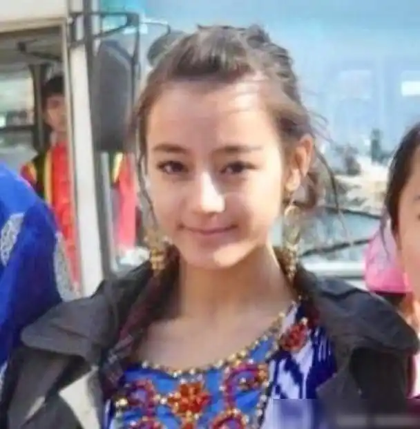 其实吧,迪丽热巴既然是当红明星,自然是出道前的照片都被扒精光