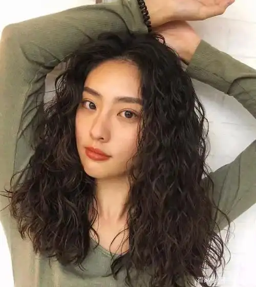 羊毛绒卷发型,羊毛卷十分复古时尚,拿着卷羊毛的披肩发看上去如同杯面