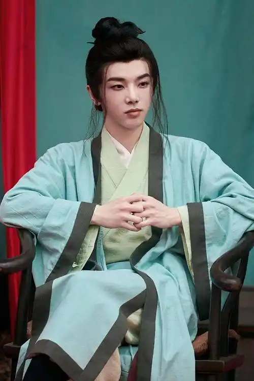 华晨宇《王牌对王牌》最新一期舞台照 cos酒剑仙古风造型惹眼_古装