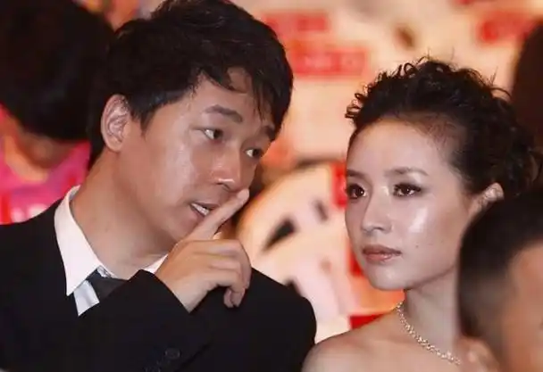 潘粤明忙于事务,无暇顾及家庭与子女,董洁遂决定暂时搁置事业,全心