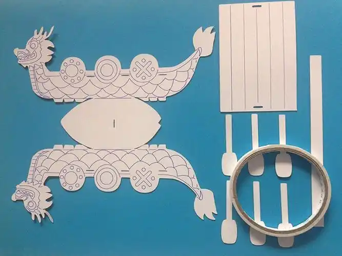 龙舟制作材料有:硬纸片,双面胶,剪刀,画笔.