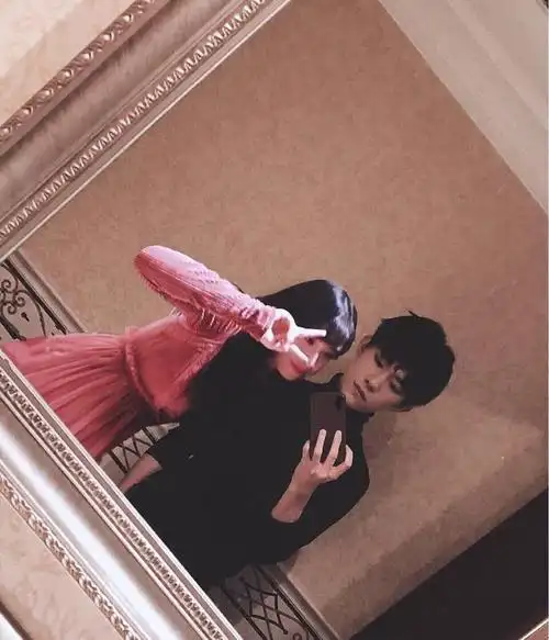 做易烊千玺的粉丝真好不仅能牵手还能和他接吻拥抱