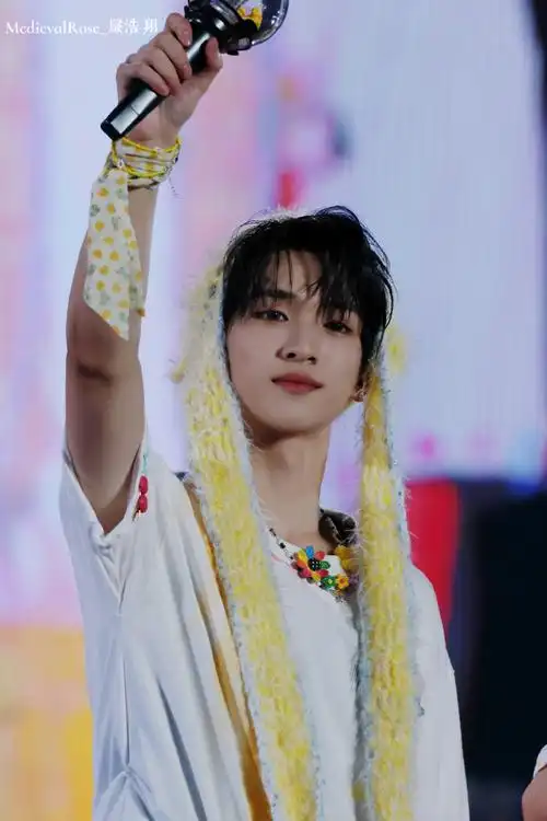 严浩翔演唱会跟粉丝唠了五块钱的