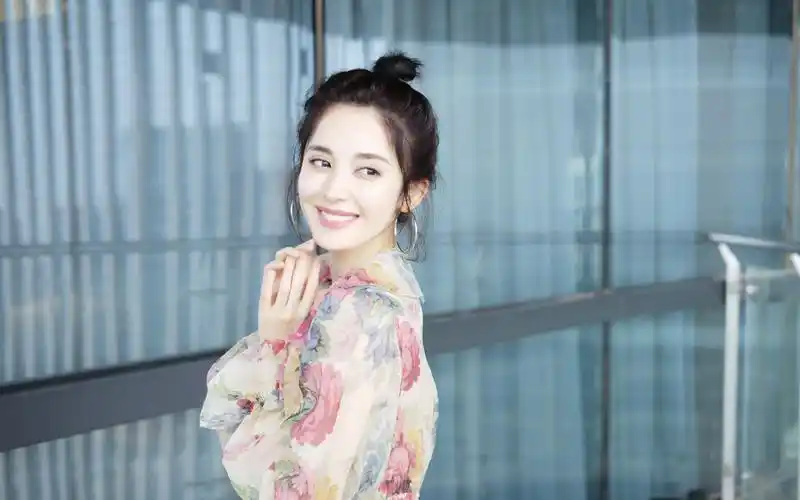 古力娜扎夏日穿搭清新写真高清电脑壁纸