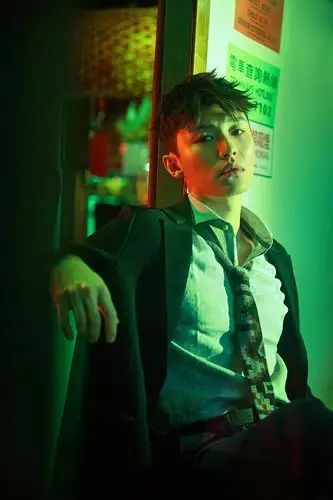 代旭杂志大片西装革履 超a侧颜俘获人心