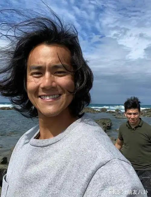 为新片破风剃头晒黑彭于晏友善合影网友