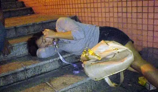 呕吐胡言乱语疯狂……女人喝醉出糗真的很丑,女人醉后失态会让你形象