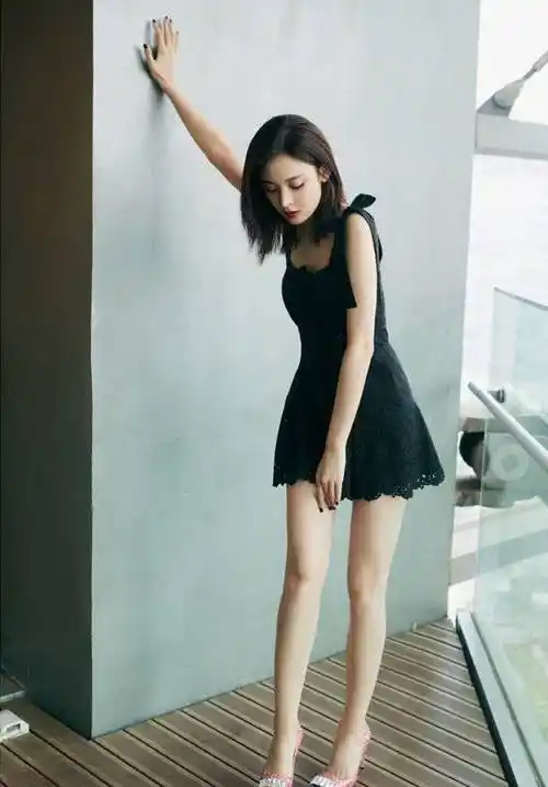 网友们不禁纷繁评估道,古力娜扎是真瘦,穿吊带连体短裤配高跟鞋,双腿