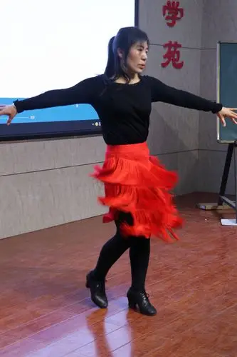 热情奔放的拉丁舞跳出了中年教师的活力