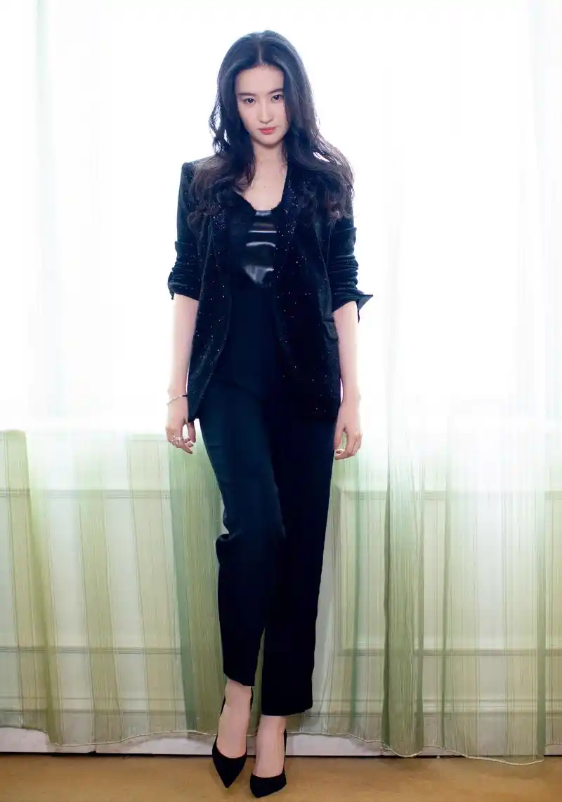 刘亦菲西装之下是干练飒爽,亦是优雅从容.
