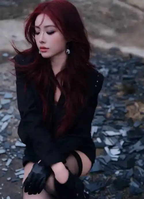 喻言低胸小黑裙配手套丝袜 一头红发御姐风拿捏(2)