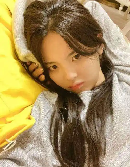 在杨超越晒出的另一张自拍当中,杨超越还展示了自己的美甲,在平时没有