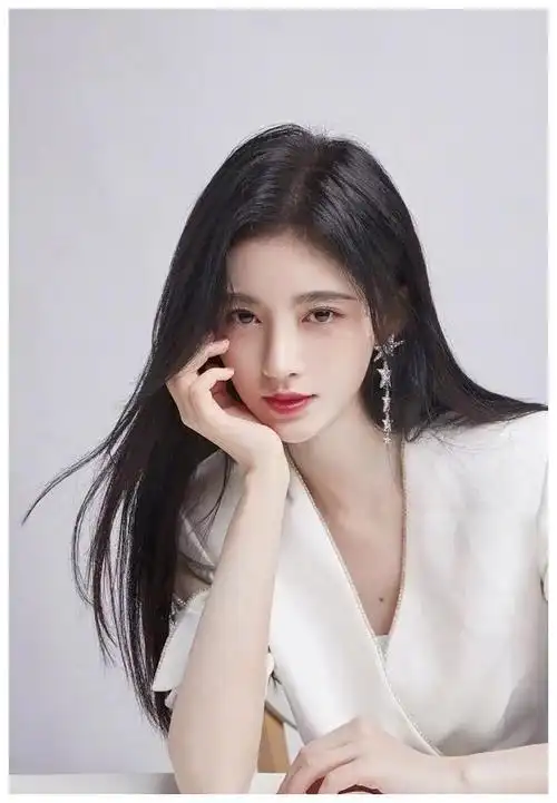 鞠婧祎与关晓彤早期同台照,看到当时的鞠婧祎后,我没眼花吧_腾讯新闻