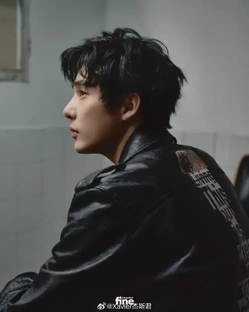 王安宇金发背头