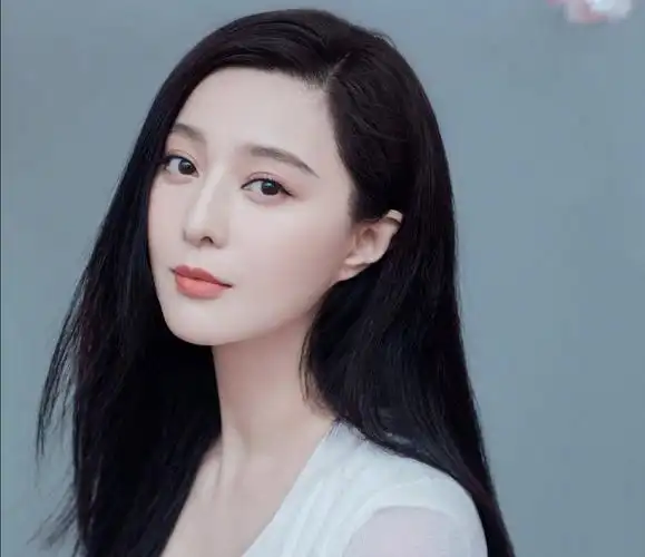 范冰冰近照曝光黑色长裙配波浪卷发神似性感女神玛丽莲梦露