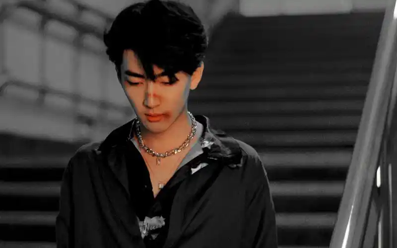 这就是坠入人间的清冷富家阔少吗刘昱晗色气踩点向