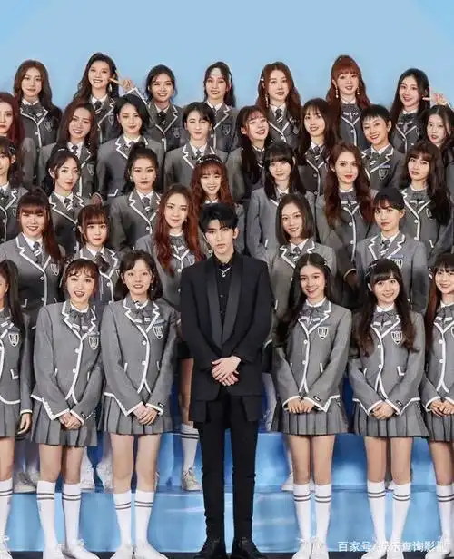 青春有你2大合照,坤制作人代表好高啊!1米84超优秀的身材比例