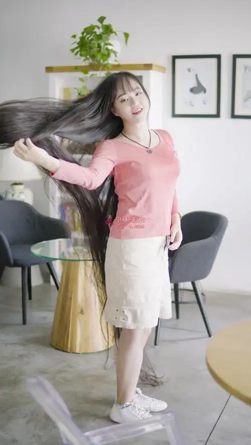 61米的身高,却留着一头长达2米的秀发,受到了越南多方面的热议.