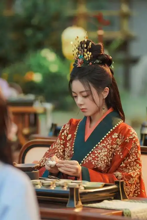 度华年 牛气冲天#来感受度华年里赵今麦服装的东方美学,红衣明艳大气