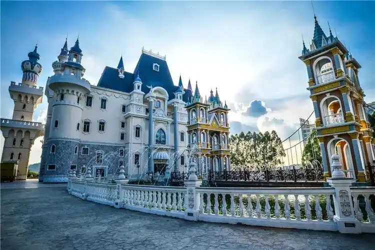 99元抢价值606元龙凤山庄家庭欢乐套票(两大两小):入园门票 玻璃鹊桥