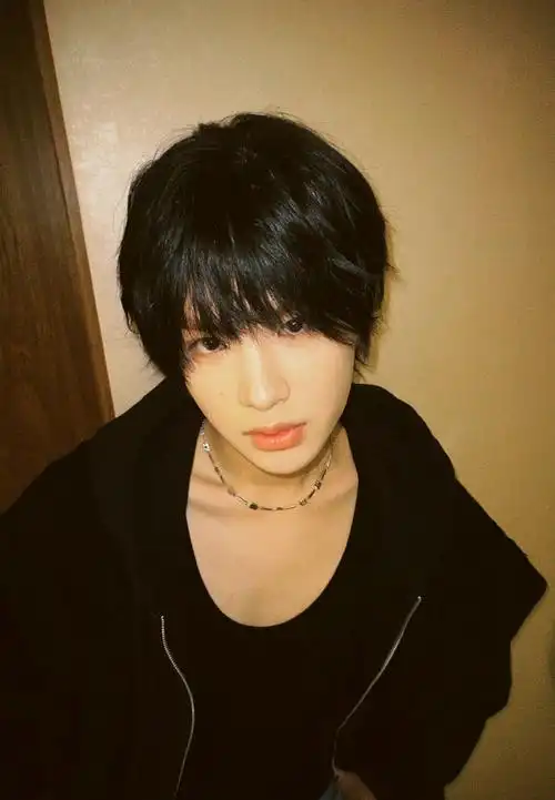 黄明昊日系黑发写真!少年感满满,漫画中走出的美少年