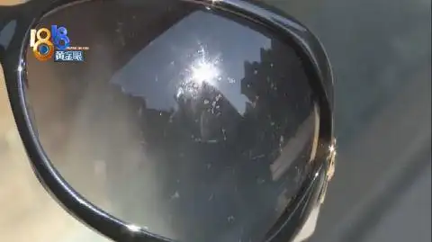 在阳光下一看,眼镜镜片上的镀膜有不少小气泡,马女士用手指去擦,气泡
