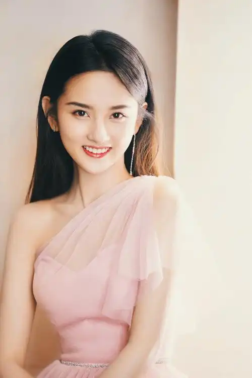 宋祖儿真算是95后小花里的颜霸,五官精致小巧少女感十足